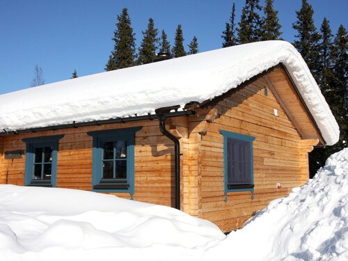 Gemütliches Blockhaus mit Kamin im Oviksfjäll by Interhome
