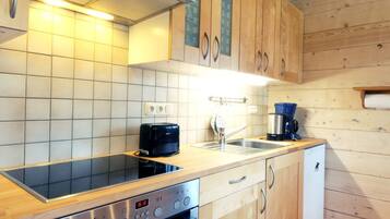 Kylskåp, ugn och grytor/köksredskap