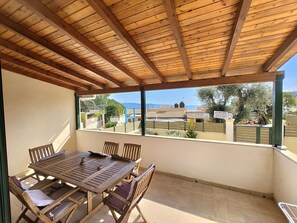 Outdoor dining - Gemütliches Olympia Apartment mit Pool by Interhome (Kalami)