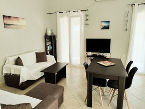 TV - Gemütliches Olympia Apartment mit Pool by Interhome (Kalami)