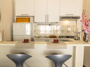 Fridge, oven, cookware/dishes/utensils - Wohnung 'Blue Wood' in Strandnähe by Interhome (Letojanni)