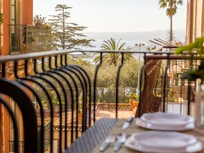 Outdoor dining - Wohnung in Taormina mit Terrasse by Interhome (Taormina)