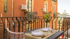 Outdoor dining - Wohnung in Taormina mit Terrasse by Interhome (Taormina)