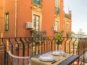 Outdoor dining - Wohnung in Taormina mit Terrasse by Interhome (Taormina)