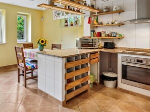 Kühlschrank, Mikrowelle, Geschirrspüler, Kochgeschirr/Geschirr/Besteck