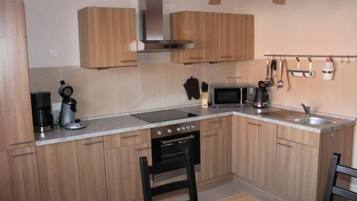 Kühlschrank, Mikrowelle, Ofen, Geschirrspüler