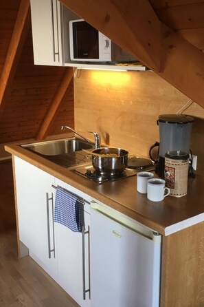 Fridge, microwave, cookware/dishes/utensils - Kuscheliges Appartement für Zwei by Interhome (Altfunnixsiel)