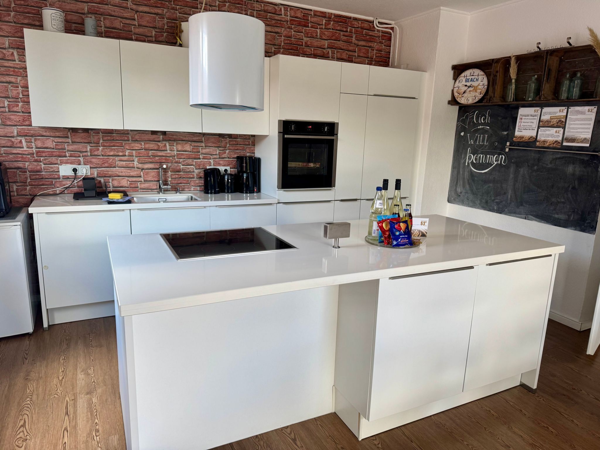 Jääkaappi, uuni, astianpesukone, keittoastiat/astiat/ruokailuvälineet