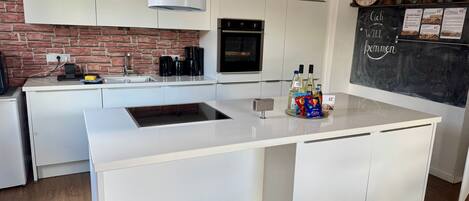 Jääkaappi, uuni, astianpesukone, keittoastiat/astiat/ruokailuvälineet