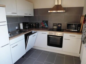 Fridge, microwave, oven, dishwasher - in Landschaftspolder mit Großem Garten by Interhome (Bunde)