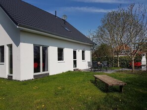 Outdoor dining - in Landschaftspolder mit Großem Garten by Interhome (Bunde)