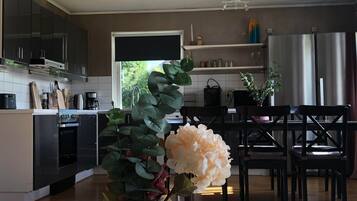 Kylskåp, mikrovågsugn, ugn och diskmaskin