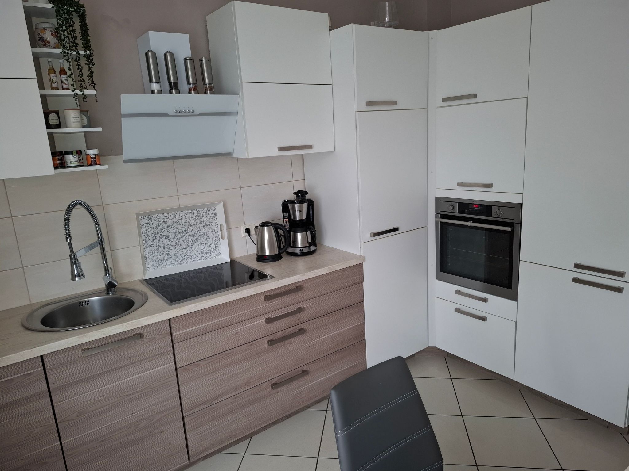 Kühlschrank, Mikrowelle, Ofen, Geschirrspüler