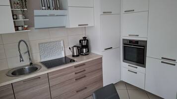 Kühlschrank, Mikrowelle, Ofen, Geschirrspüler
