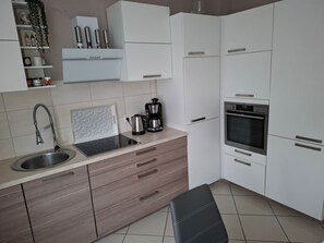 Een koelkast, een magnetron, een oven, een vaatwasser