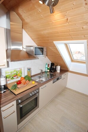 Jääkaappi, mikroaaltouuni, uuni, astianpesukone