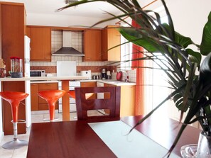 Jääkaappi, mikroaaltouuni, uuni, astianpesukone