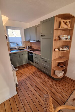 Frigorifero, forno, lavastoviglie, pentole/stoviglie/utensili