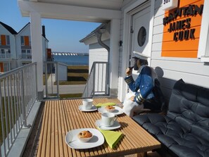 Outdoor dining - Fewo Kapitän James Cook, E-Ladesäule, Wasserbett by Interhome (Hasselberg)