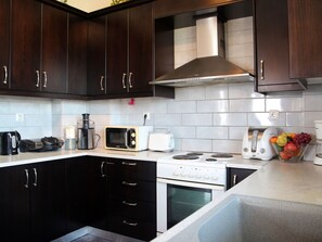 Fridge, microwave, dishwasher, cookware/dishes/utensils - Haus in Maleme mit Außenpool by Interhome (Maleme Kriti)