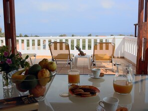 Outdoor dining - Haus in Maleme mit Außenpool by Interhome (Maleme Kriti)