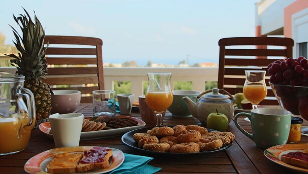 Outdoor dining - Haus in Maleme mit Außenpool by Interhome (Maleme Kriti)