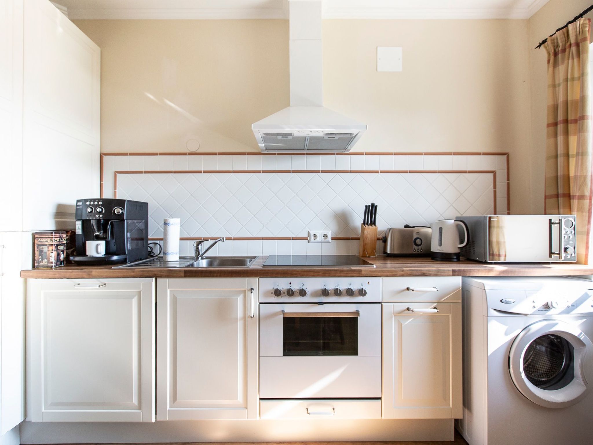 Refrigerador, microondas, horno y lavavajillas 