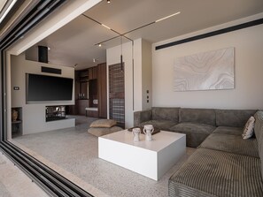 TV, fireplace - "Villa Portokalea", direkt am Meer by Interhome (Maleme Kriti)