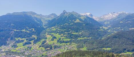 Eine gebirgige Landschaft mit einem Dorf, eingebettet in ein Tal.