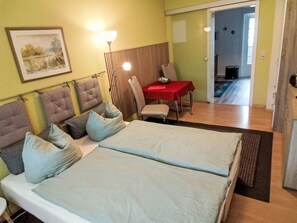 Ein Hotelzimmer mit einem Bett, einem Schreibtisch und einem Stuhl.