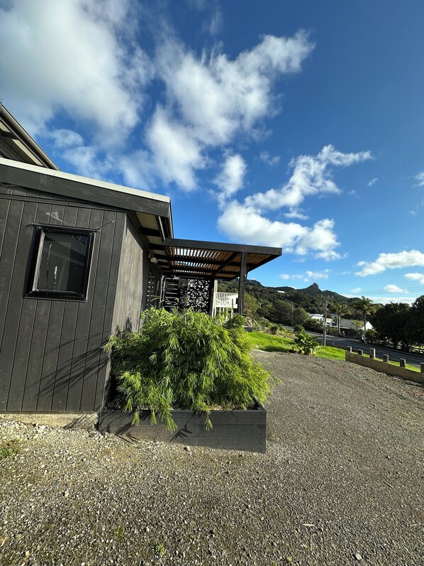 المنطقة المحيطة بالمنشأة