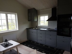 Fridge, microwave, oven, cookware/dishes/utensils - Sjötorpet - einzigartige Unterkunft am Meer by Interhome (Löttorp)