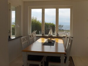 Dining - Freistehende Strandvilla mit großem Balkon by Interhome (Löttorp)