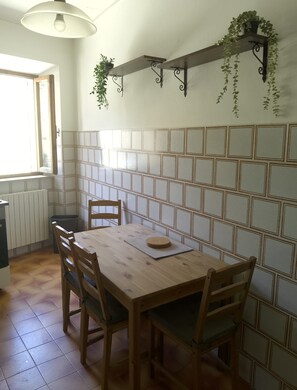 Dining - Perfect family home in the centre of the medieval village of Chianni (Chianni)