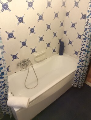 Hair dryer, bidet, towels, soap - Perfect family home in the centre of the medieval village of Chianni (Chianni)