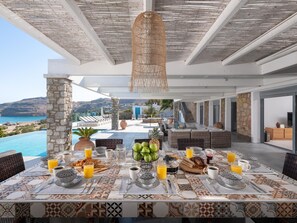 Outdoor dining - Moderne Luxusvilla by Interhome (Pefki)
