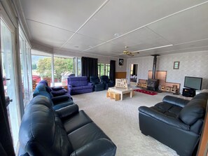 TV, stereo - Otematata holiday house -  sleeps 10 (Otematata)