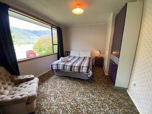 4 bedrooms, bed sheets - Otematata holiday house -  sleeps 10 (Otematata)