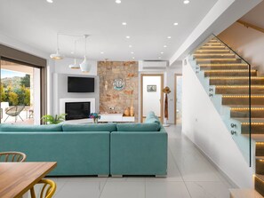 TV - Luxus-Ferienvilla Ikaros by Interhome (Pefki)