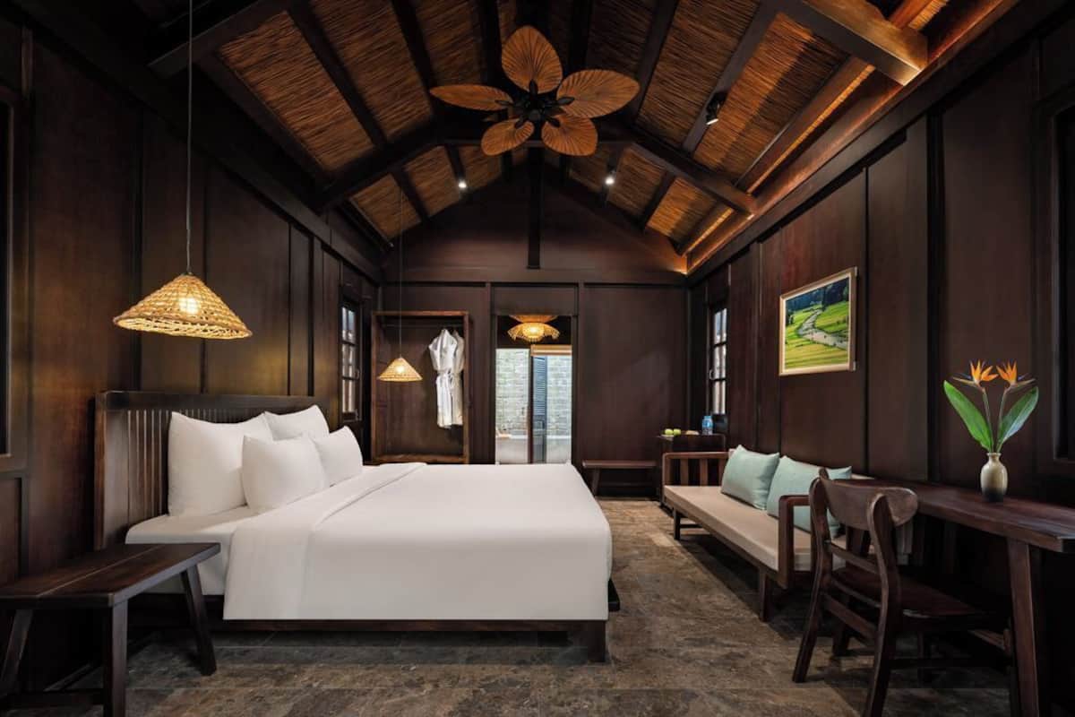 Luxury Bungalow, Garden View | Desk, blackout drapes, soundproofing, iron/ironing board