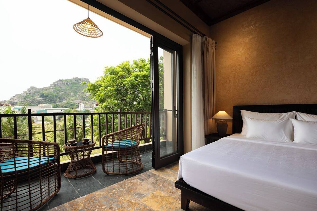 Suite Luxe, vue montagne | Bureau, rideaux occultants, chambres insonorisées