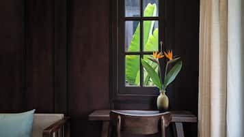 Bungalow Luxe, vue jardin | Bureau, rideaux occultants, chambres insonorisées