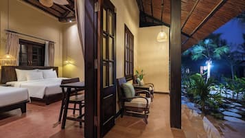 Signature vierpersoonskamer | Een bureau, verduisterende gordijnen, geluiddichte muren