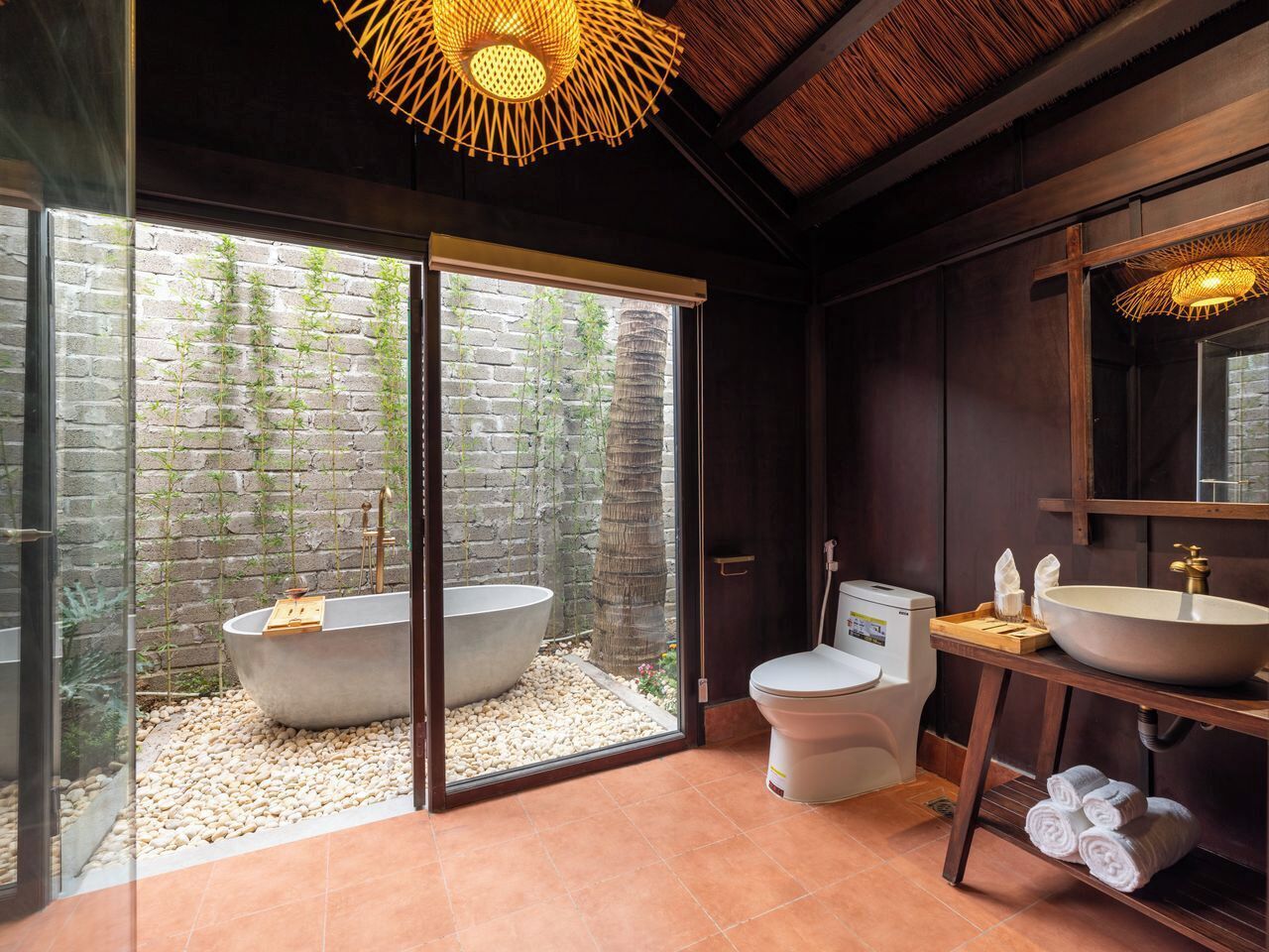 Un bagno moderno con una vasca freestanding, un water e un ampio lavandino.
