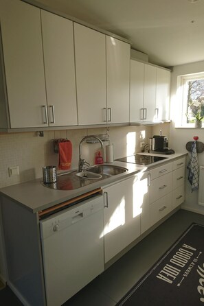 ثلاجة، ميكروويف، فرن، غسالة أطباق