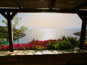 Property grounds - Luxuriöse, ruhige Wohnung direkt am Meer - Privatstrand by Interhome (Kea)