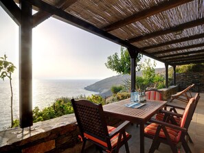 Outdoor dining - Luxuriöse, ruhige Wohnung direkt am Meer - Privatstrand by Interhome (Kea)