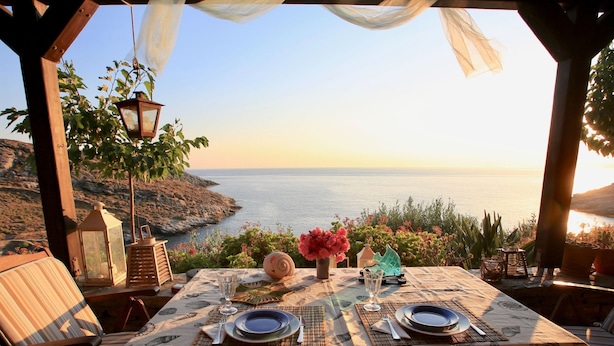 Outdoor dining - Luxuriöse, ruhige Wohnung direkt am Meer - Privatstrand by Interhome (Kea)