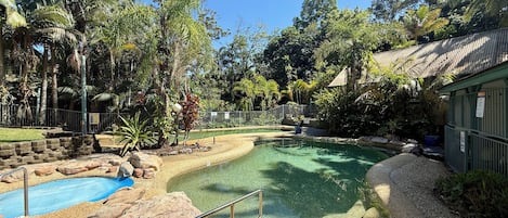 2 つの屋外プール