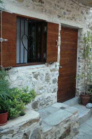 Exterior detail - "Julia" mit Blick auf das Wasser by Interhome (Skopelos)